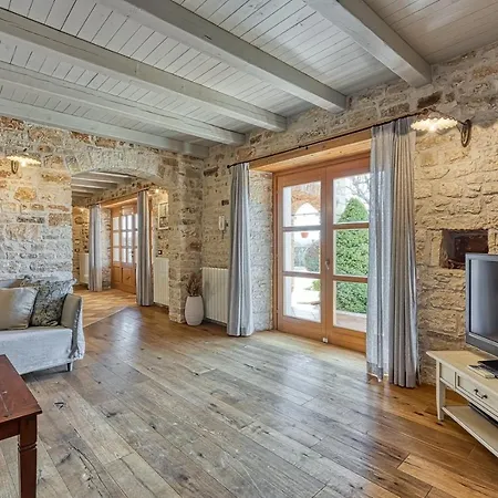 Graziela Вилла *