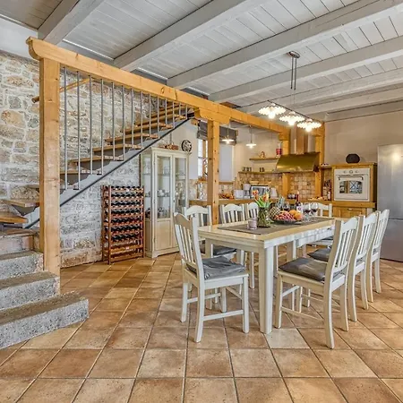 Graziela Вилла Бадерна